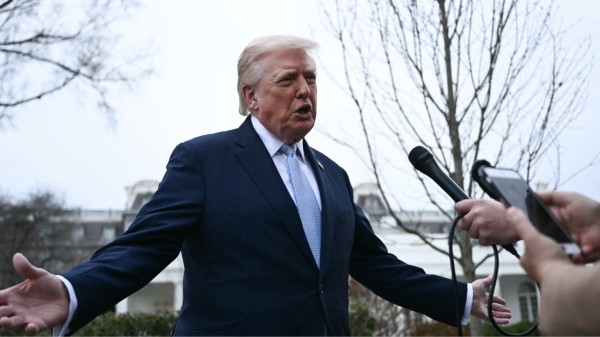 دۆناڵد ترەمپ: هێزە ئاسمانی و دەریاییەکانی ئێران بە تەواوی پەککەوتوون